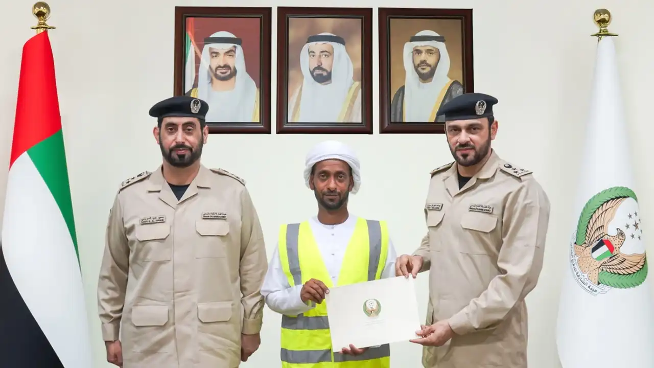 تكريم 3 أفراد من دفاع مدني الشارقة لمساهمتهم في إطفاء الحرائق